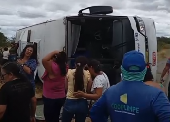 Ônibus da Jardinense vira e deixa feridos próximo a Jardim do Seridó