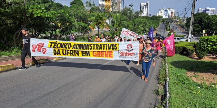 Servidores da UFRN bloqueiam rodovia; Ufersa também contou com atividade de greve