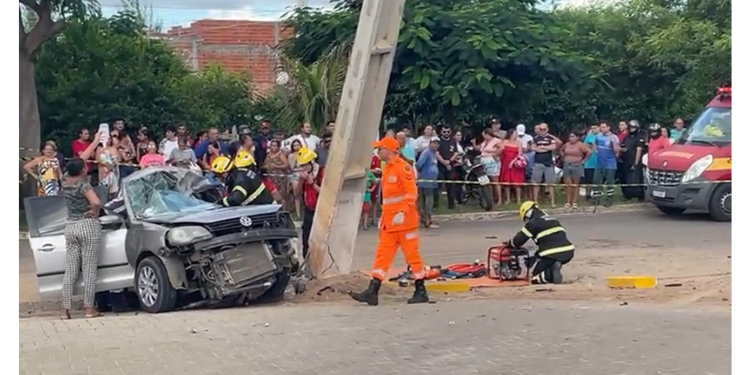 Motorista fica gravemente ferido ao colidir com poste no Abolição IV
