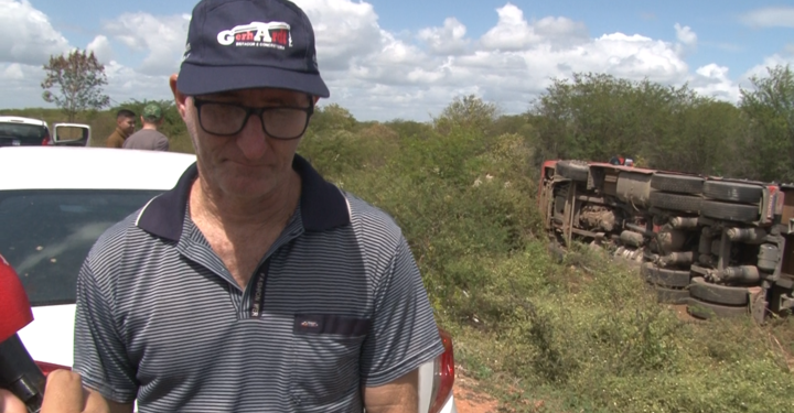 “Primeira vez que tombo um caminhão”, lamenta motorista após 40 anos de profissão