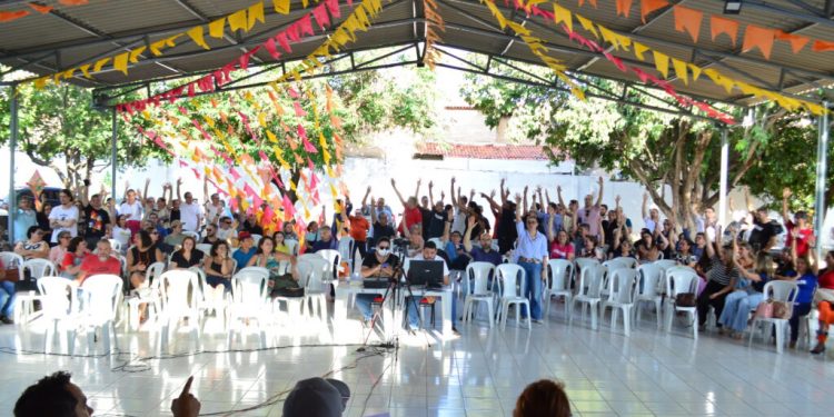 Docentes da Uern aprovam contraproposta salarial em assembleia extraordinária