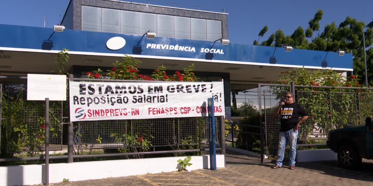 Servidores ligados à Previdência anunciam greve geral nesta terça