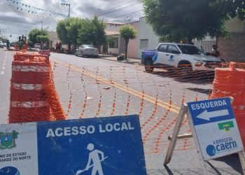 Caern interdita trecho da Avenida Alberto Maranhão em Mossoró