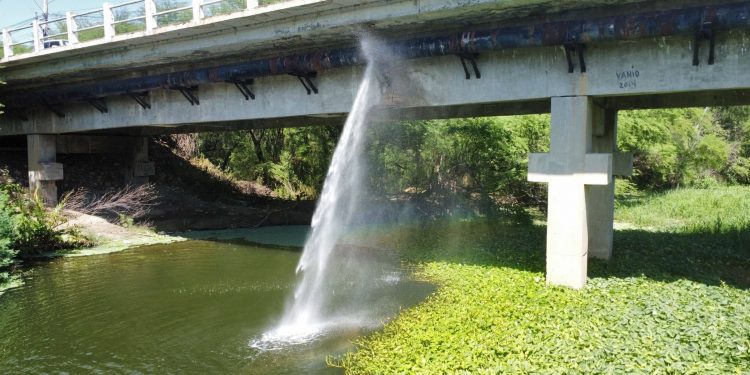 Vazamento de água em ponte da Leste Oeste preocupa população