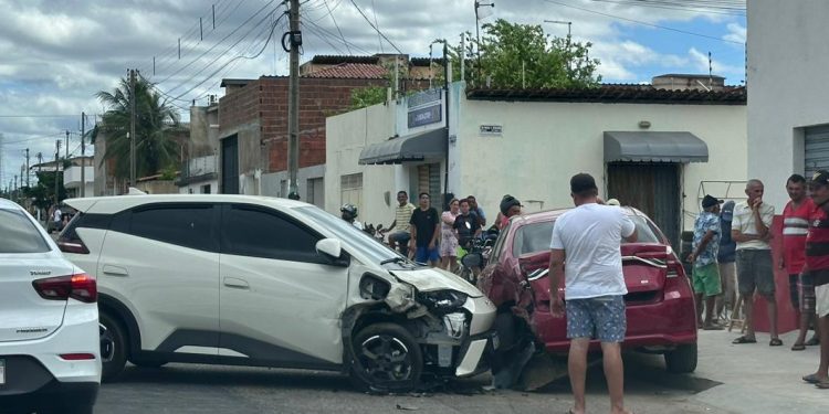 Acidente envolve quatro veículos no Abolição 4