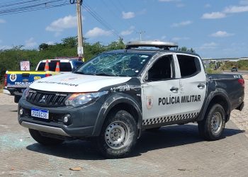 Viatura da Polícia Militar tomba durante perseguição em Mossoró