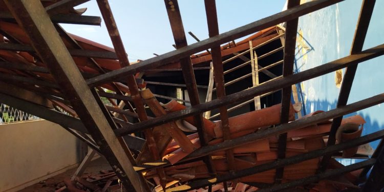 Parte da cobertura do Cras do Bom Jesus desaba