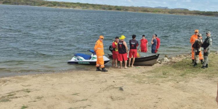 Bombeiros intensificam buscas por Subtenente que caiu na barragem de Pau dos Ferros