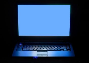 Apagão cibernético global causa interrupções em serviços essenciais e paralisa voos em diversos países