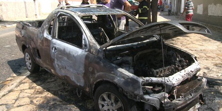Carro pega fogo próximo à Praça do Museu em Mossoró