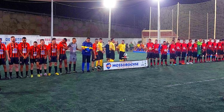 Equipes aparecem com uniformes iguais em final de campeonato em Mossoró