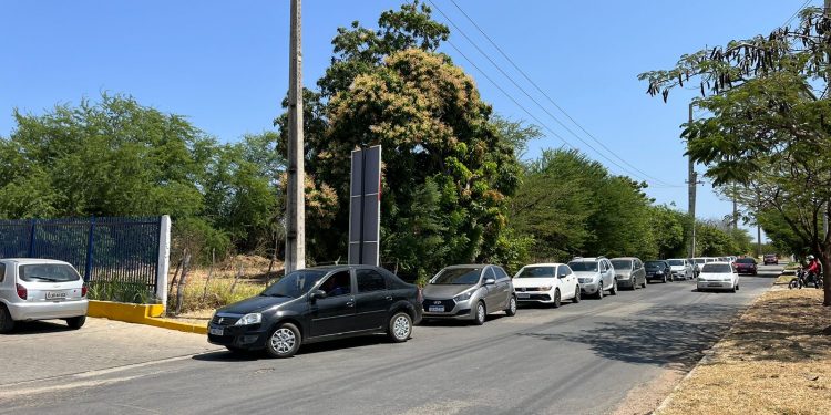 Posto de combustível vende gasolina quase R$ 1,00 mais barata e atrai grande fila