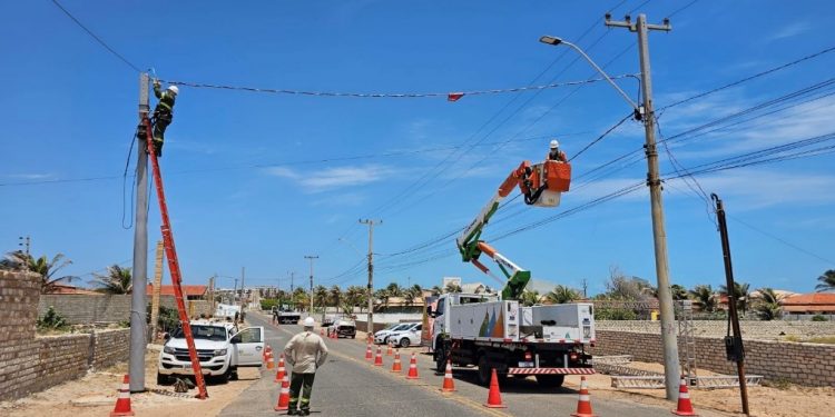 Rede elétrica de Tibau e Grossos ganha novos transformadores e para-raios
