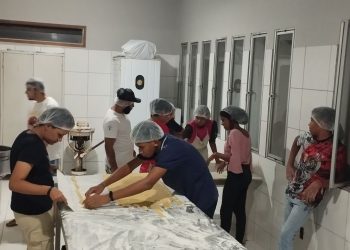 Fazenda da Esperança ministra oficina de biscoitos para jovens atendidos pelo CRAS em Serra do Mel