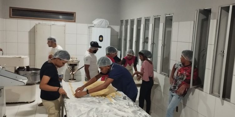 Fazenda da Esperança ministra oficina de biscoitos para jovens atendidos pelo CRAS em Serra do Mel