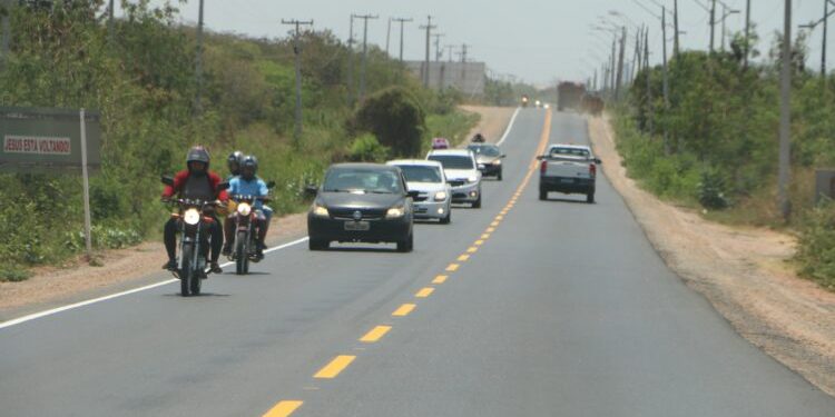 Restauração da RN-117 entre Mossoró e Governador avança com instalação de novas sinalizações