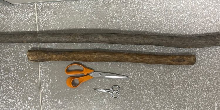 Mulher é presa em Caicó suspeita de agredir mãe, irmã e filho com tesoura e pedaços de madeira