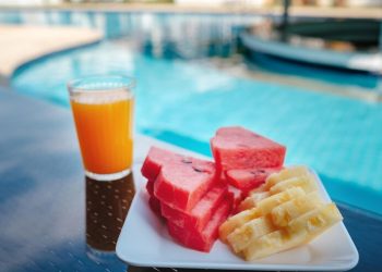 Momento Saúde: comer e ir para piscina realmente faz mal?