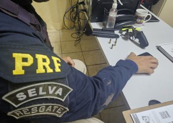 Polícia Rodoviária Federal realiza prisões e recupera veículos durante fiscalizações na BR-304