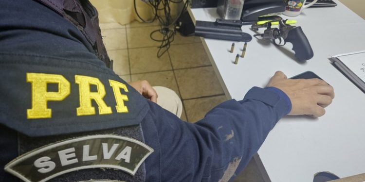 Polícia Rodoviária Federal realiza prisões e recupera veículos durante fiscalizações na BR-304