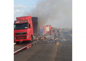 Incêndio em caminhão de carga interdita BR-304 em Mossoró