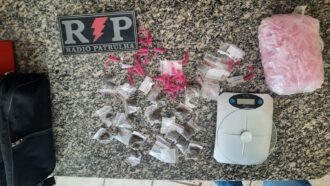 Dupla foge da polícia em Mossoró, mas deixa drogas e material de tráfico para trás