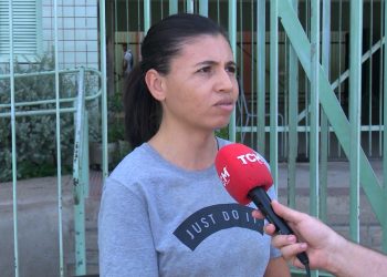 Mãe atípica cobra auxiliar em sala de aula