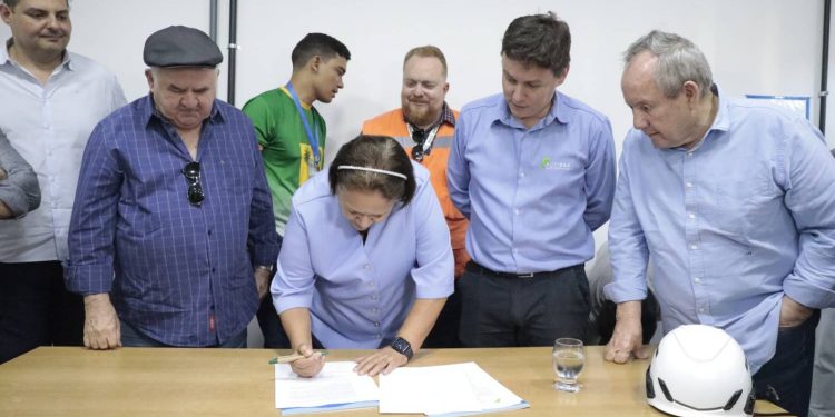 Governadora Fátima Bezerra visita fábrica Usibras e assina contratos para o gasoduto Mossoró-Areia Branca
