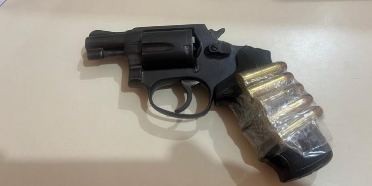 Operação policial em Areia Branca busca foragido por tráfico e homicídio; irmão é preso por posse ilegal de arma