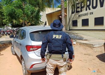 Polícia Rodoviária Federal prende homem e recupera veículo roubado em Mossoró
