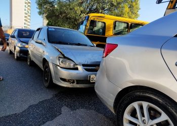 Engavetamento envolve cinco veículos na Rua João Marcelino em Mossoró
