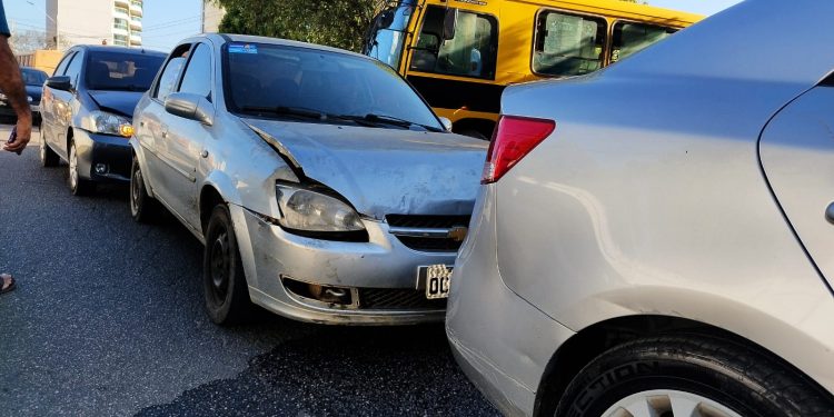 Engavetamento envolve cinco veículos na Rua João Marcelino em Mossoró