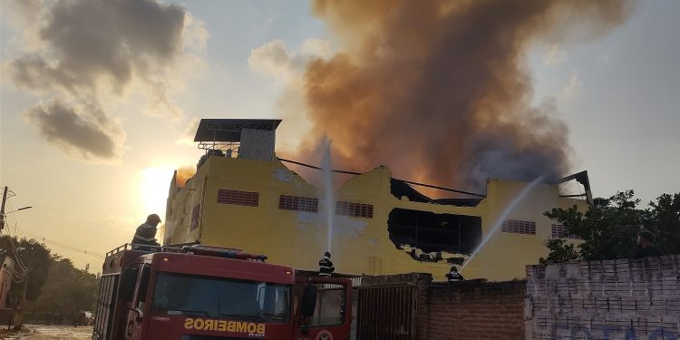 Incêndio atinge supermercado em Assú