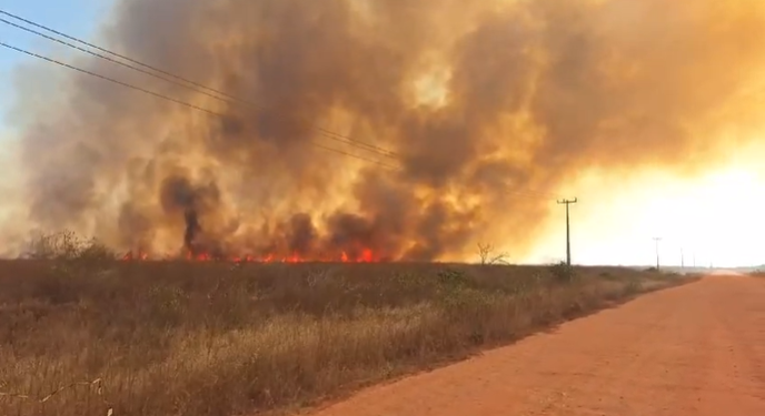 Combate a incêndio na BR-405 em Apodi ultrapassa 24h