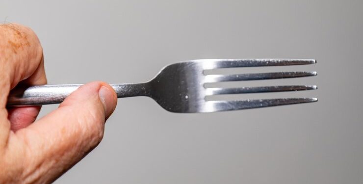 Homem é preso em Areia Branca suspeito de agredir irmã com golpes de garfo na cabeça