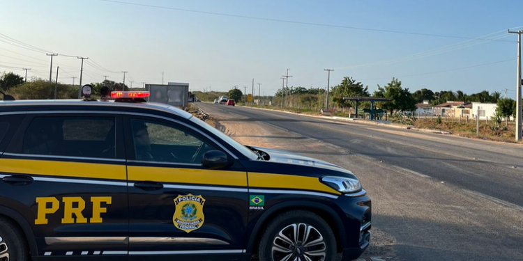 PRF apreende adolescentes, prende homem e recupera veículo roubado