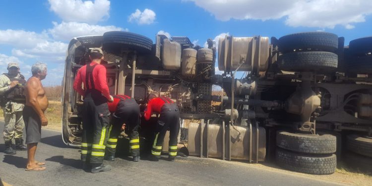 Carreta capota na entrada de Apodi e mobiliza Corpo de Bombeiros e SAMU