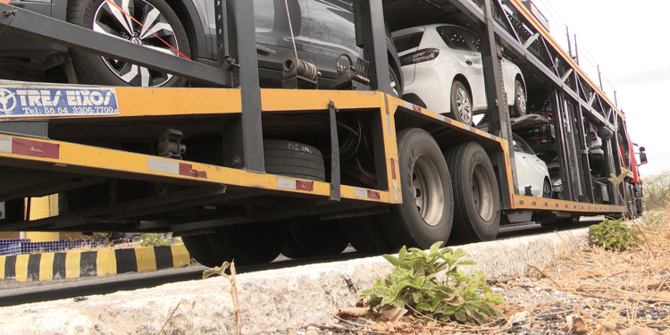 Motorista de caminhão-cegonha é preso por dirigir embriagado e atropelar pedestre na BR-304