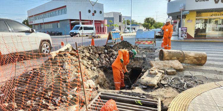 Prefeitura realiza desobstrução da rede de drenagem no Centro de Mossoró
