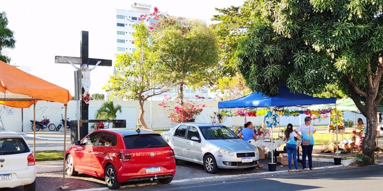 Ambulantes iniciam vendas nos cemitérios para o Dia de Finados