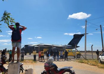 Avião da Força Aérea pousa em Mossoró e atrai o interesse da população