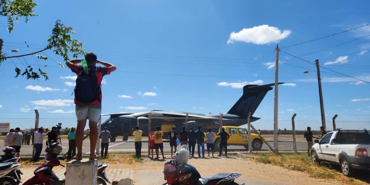 Avião da Força Aérea pousa em Mossoró e atrai o interesse da população