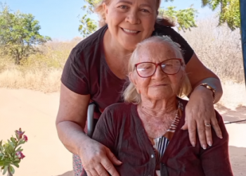 Filha compartilha rotina de mãe com Alzheimer nas redes sociais