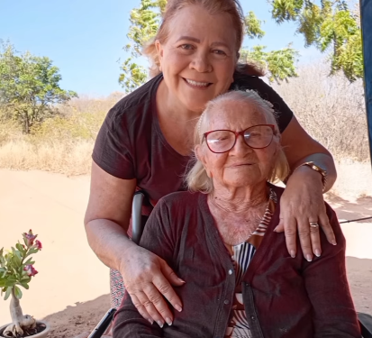 Filha compartilha rotina de mãe com Alzheimer nas redes sociais