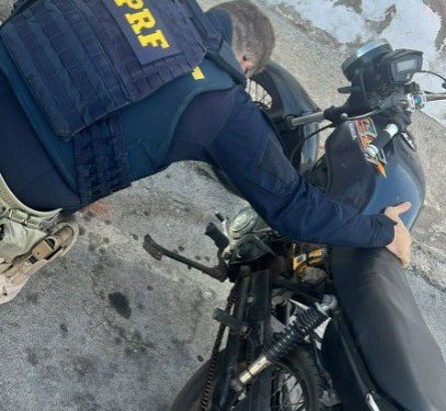 PRF prende dois homens e recupera motocicleta em operação no RN