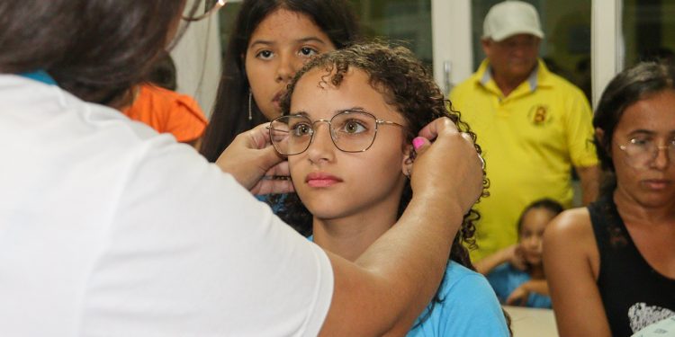Projeto “Ver com Saúde” do Sesc RN beneficia 64 alunos em Mossoró com óculos de grau