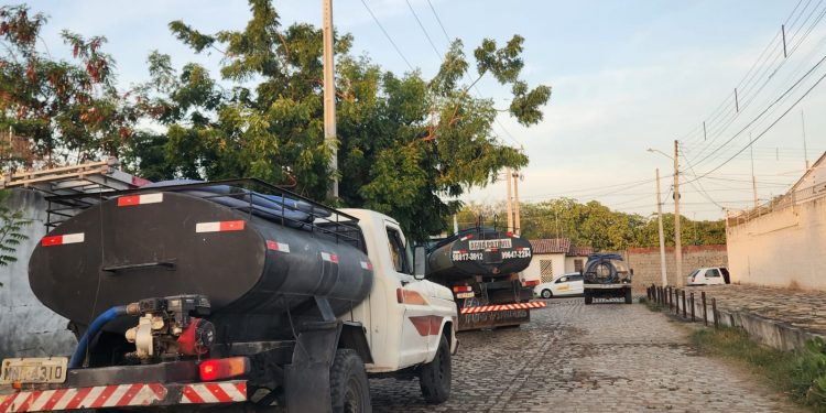 Serviço de caminhões-pipa se torna frequente com falta d’água em Mossoró