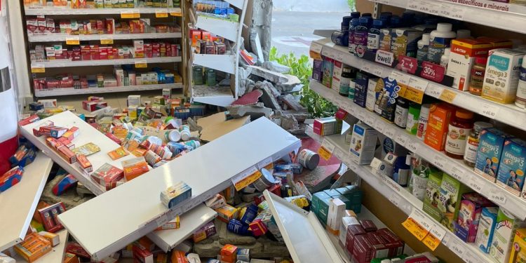 Carro derruba parede de farmácia na Avenida João da Escóssia