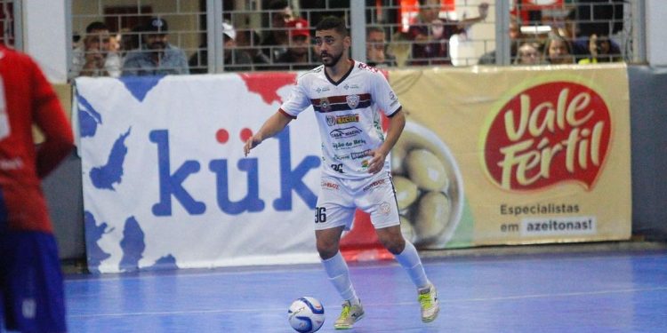 Mossoroense Eric Domingos é destaque no futsal paranaense