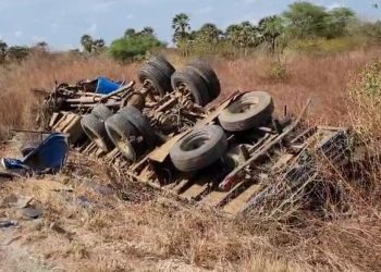Caminhão tomba na BR-304 e deixa motorista e auxiliar com escoriações leves